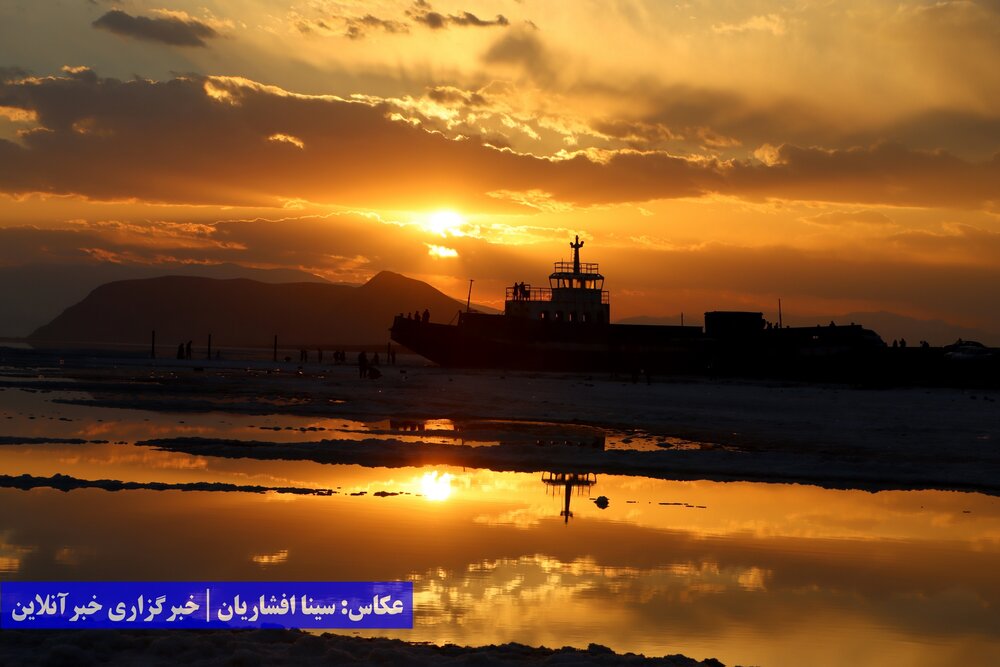 غروب غم‌انگیر کشتی آرتمیا و دریاچه ارومیه / عکس