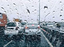 آغاز بارش باران در محورهای مواصلاتی آذربایجان غربی/مرز رازی برفی است