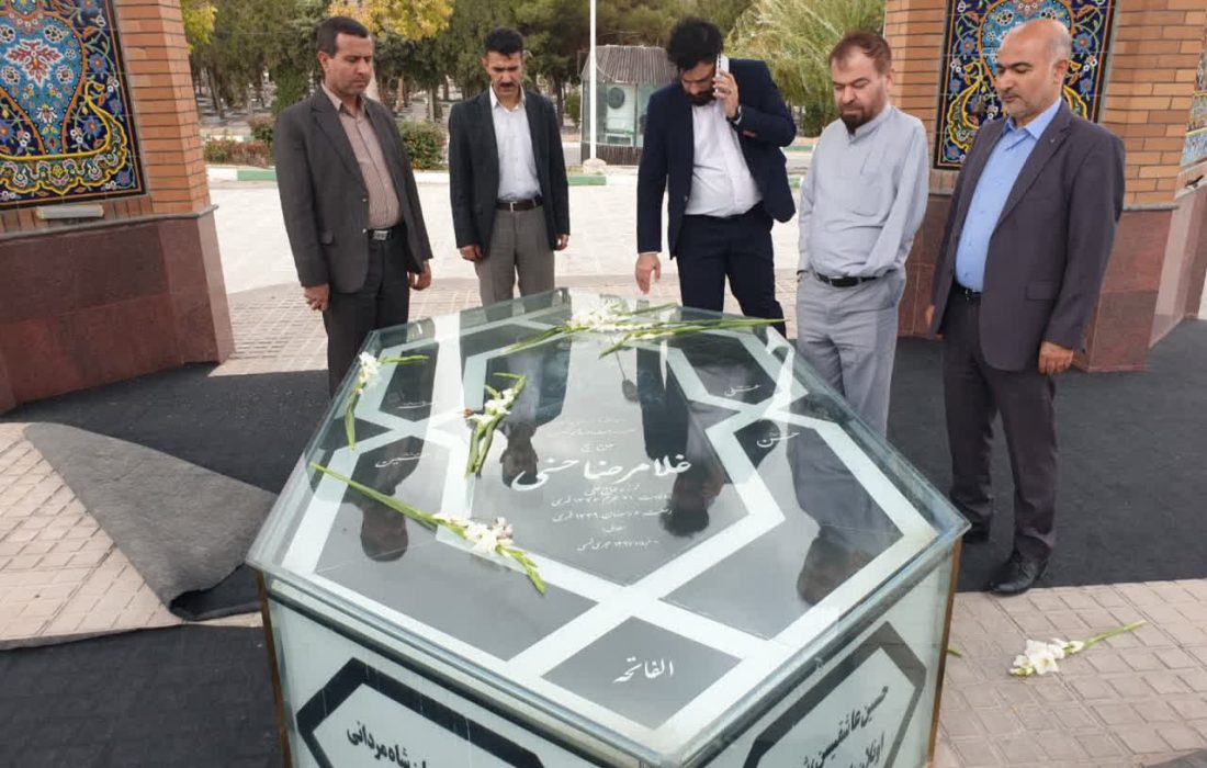 غبار روبی و عطر افشانی مزار شهدا و امام جمعه فقید شهرستان ارومیه