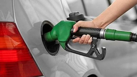 مدیر جایگاه سوخت برای عرضه سوخت غیر مجاز به پرداخت یک میلیارد و 584 میلیون ریال جزای نقدی محکوم شد.