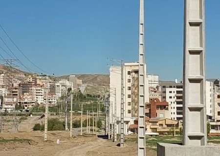 جابجایی ۳۵ تیر برق فشار قوی در مسیر کمربندی دوم ارومیه با همکاری شهرداری و اداره برق