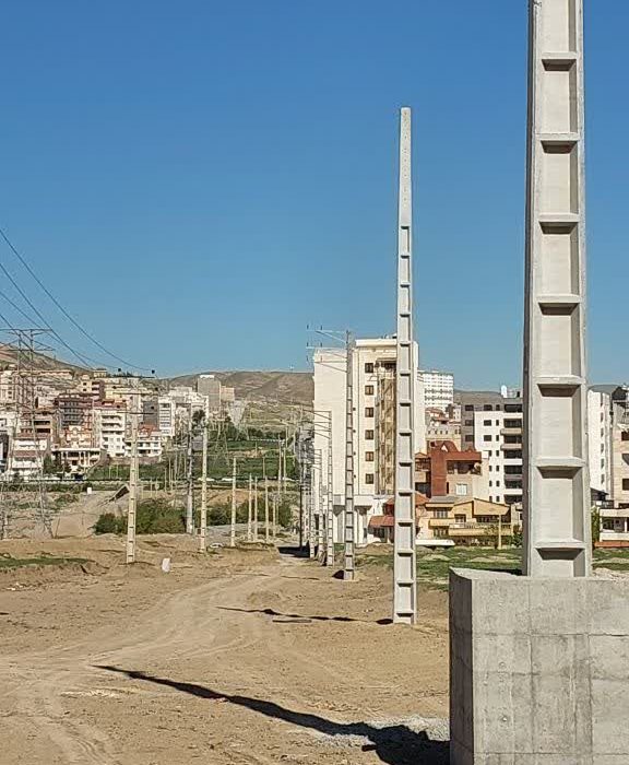 جابجایی ۳۵ تیر برق فشار قوی در مسیر کمربندی دوم ارومیه با همکاری شهرداری و اداره برق